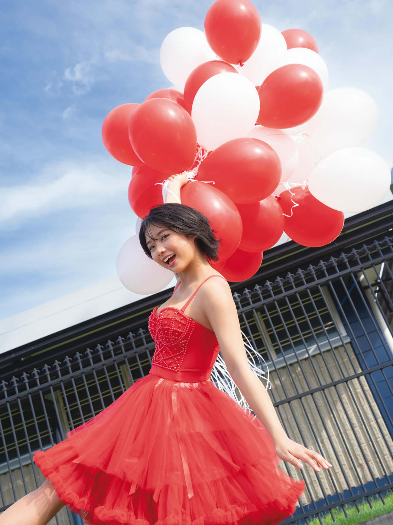桑島海空  赤いドレス