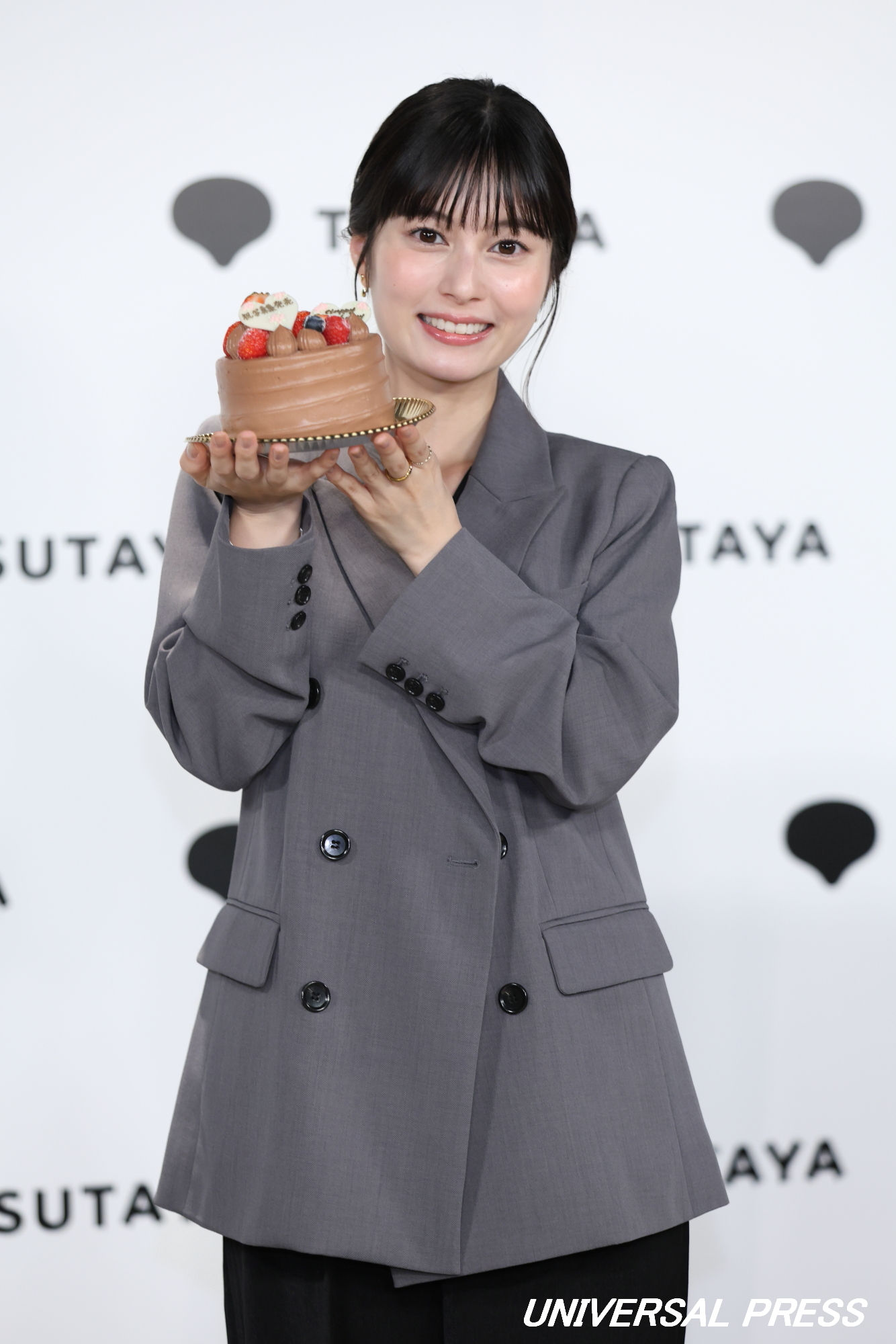 26歳の誕生日を迎えた大久保桜子にバースデーケーキが贈られる