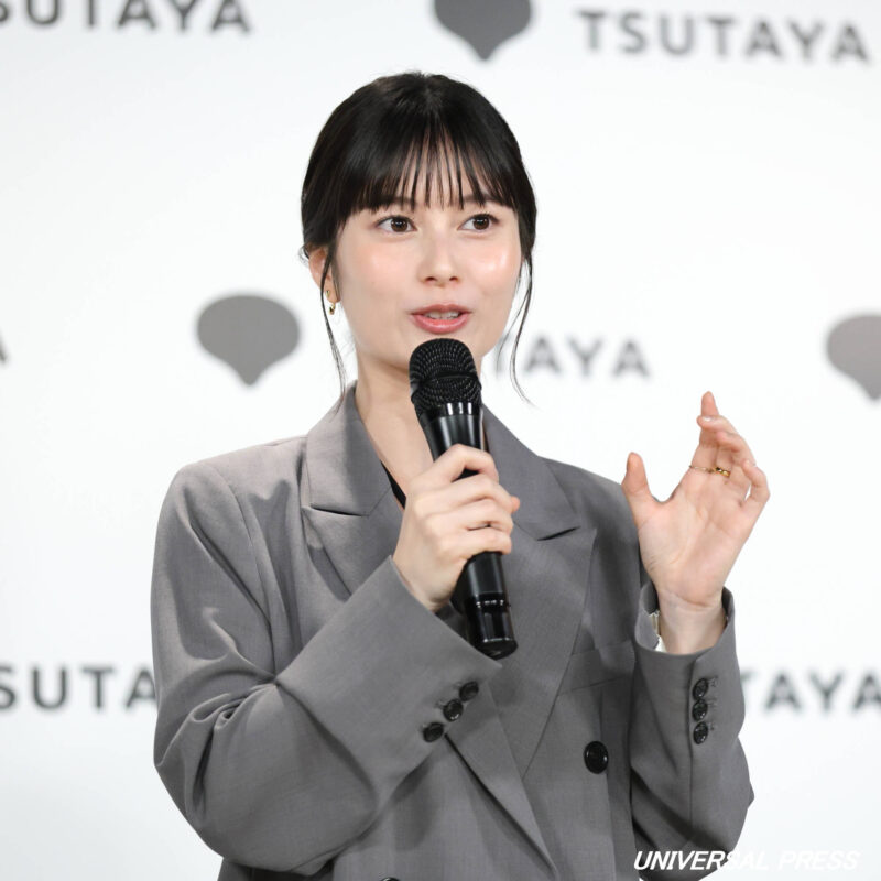 大久保桜子「誰からも愛される女優へ」写真集『人 隣』が発売！ | UNIVERSAL PRESS（ユニバーサルプレス）