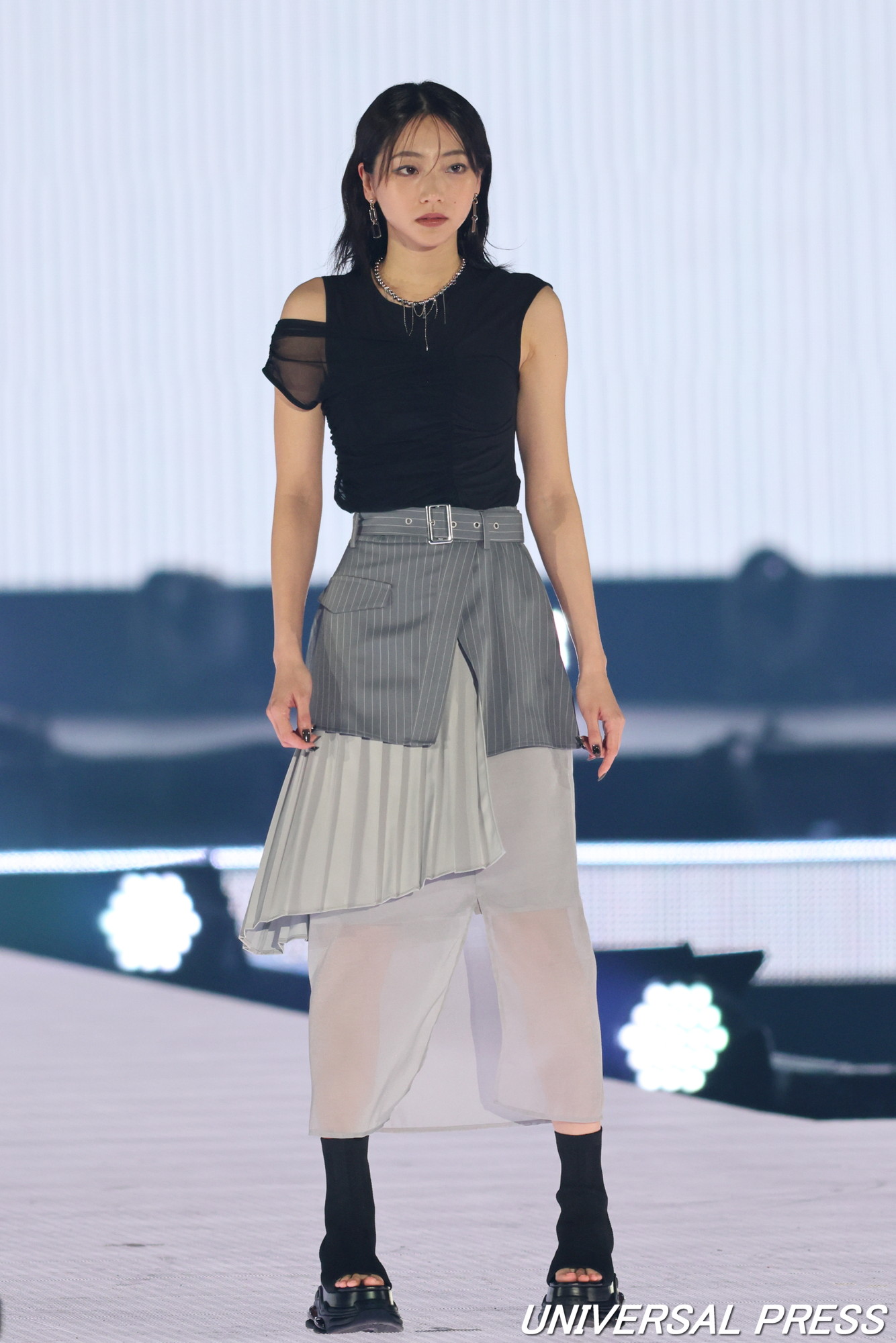 武田玲奈「Rakuten GirlsAward 2025 S/S」MURUAステージでランウェイ