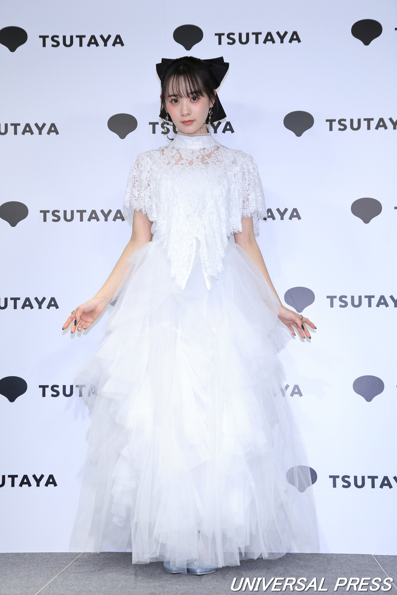 相馬結衣 純白のドレス姿で登場