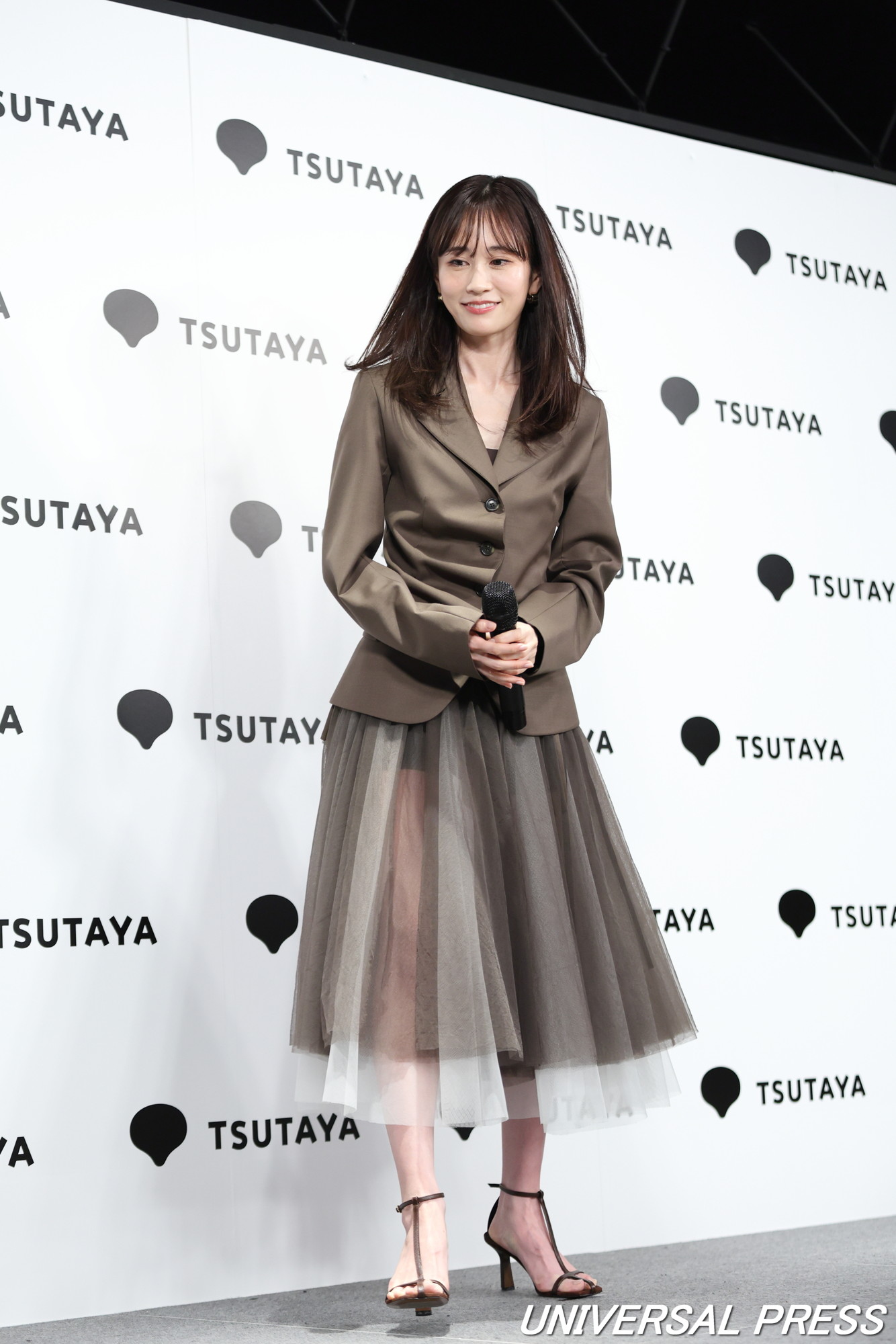 記者会見に登壇した前田敦子