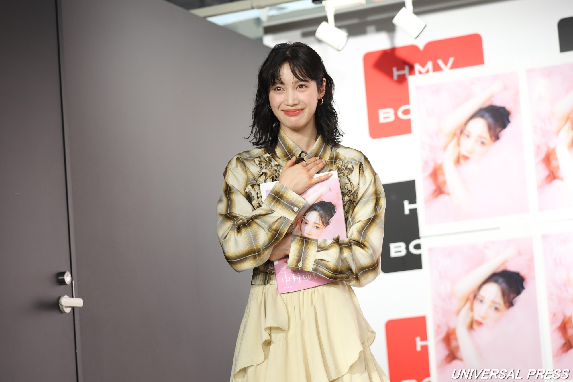 記者会見に登壇する中村ゆりか